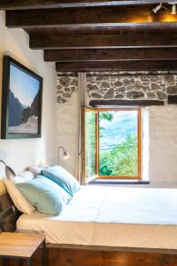 尚普索地区圣博内B&B MaisonNel的一间卧室设有一张大床和一个窗户。