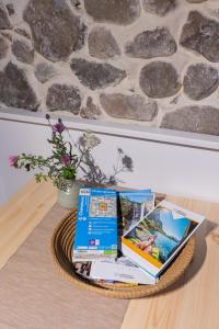 尚普索地区圣博内B&B MaisonNel的石墙桌子上一篮子,上面有书