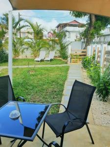 托舵道斯Casa Frangipani Mauritius的庭院里摆放着一组椅子和一张桌子