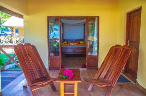 维兰库卢什Vilancool Beach Resort的配有2把椅子和一张桌子的房间