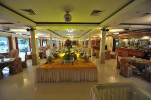 格卢市社楚罗西贡吉姆林度假酒店的一间位于房间中间的带桌子的餐厅