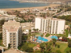 阿加迪尔欧罗巴肯兹酒店的享有酒店和海滩的空中景致