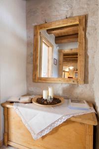 NembiaChalet Sogno di Fiaba的一张桌子,上面有两把蜡烛和镜子