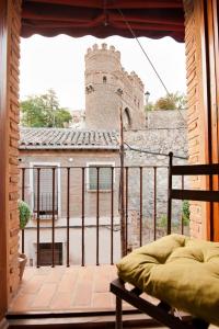托莱多索尔酒店的阳台配有1张床,享有城堡的景致。