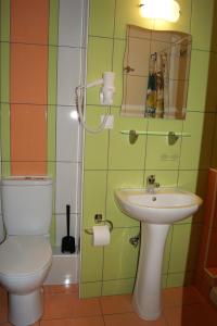 奥林匹亚基·阿克蒂玛丽克莱尔一室公寓的一间带卫生间和水槽的浴室