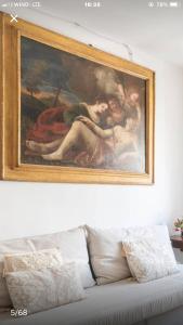帕尔马Il Tenore d'Oro Centralissimo的沙发上墙上的画