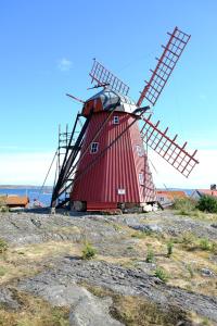 莫勒松德Kvarnstugan的坐在山顶上的大型红风车