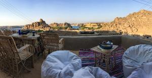阿斯旺Eco Nubia的山景庭院,配有桌椅