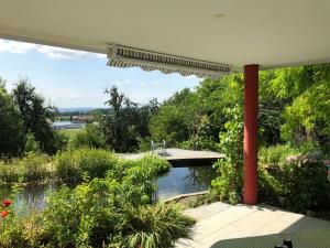 泰特南Apartment Green Elephant的享有池塘景致的天井