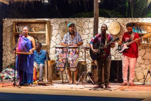 马特姆维Zanzibar Sunrise at Bandas的一群在舞台上演奏音乐的人