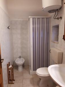 莫托拉Masseria Cassiere的浴室配有卫生间、盥洗盆和淋浴。