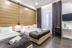 第比利斯美丹八客房公寓的酒店客房配有两张床和一张书桌