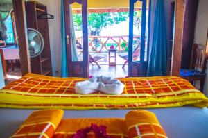 维兰库卢什Vilancool Beach Resort的一间卧室配有一张床,床上有毛巾