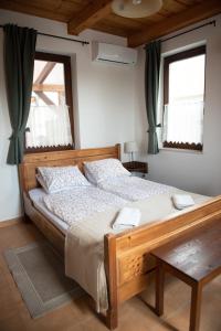 海吉克莱文杜洛公寓酒店的一间卧室设有一张大型木床和两个窗户。