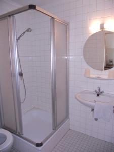 希斯特尔坦普特酒店的带淋浴和盥洗盆的浴室