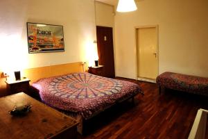 加尔达湖滨Albergo La Montanara的酒店客房配有一张床铺和一张桌子。