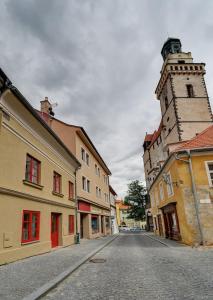 普拉哈季采Křišťanka - kouzelné apartmány的一座有钟楼城里一条空的街道