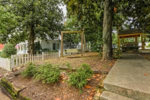ToccoaSimmons-Bond Inn Bed & Breakfast的公园里设有围栏、长凳和树木