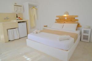 阿达玛斯梦幻客房旅馆的白色客房 - 带床和厨房