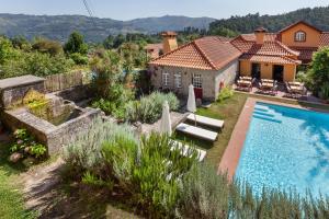 ValdosendeCasa do Eido - sustainable living & nature experiences的一座带游泳池和房子的别墅