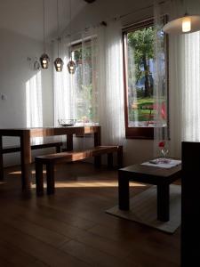 斯诺基斯特芬纳克公寓和客房旅馆的一间带桌子、长凳和窗户的用餐室