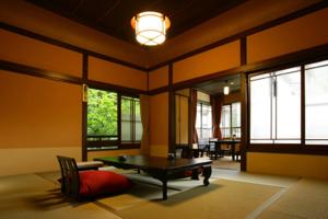 箱根Hakone Onsen Ryokan Yaeikan的客厅配有乒乓球桌