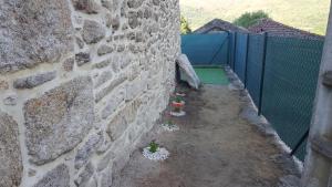洛维奥斯CASA Eiró的院子内有花的石墙