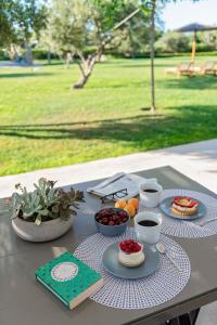 科斯镇Ta Spitakia的餐桌,盘子上放着食物和咖啡