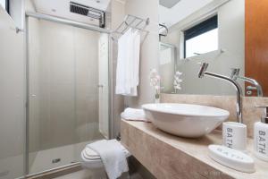 纳塔尔Apto 2Q com varanda no Ed Maximum Home的浴室配有白色水槽和淋浴。
