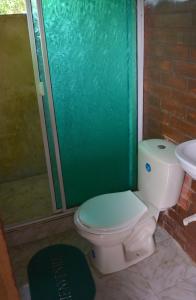 努基Posada El Esfuerzo的浴室配有卫生间、淋浴和盥洗盆。