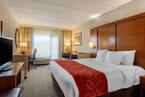 科洛尼尔海茨南方公园康福特套房酒店的酒店客房设有一张大床和一台电视。