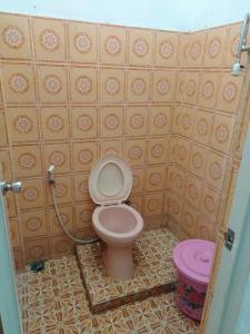 BaubauWisma Kahyangan的一间客房内的粉红色卫生间