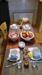 隆河省clos st Joseph的桌上放有盘子和碗的食物
