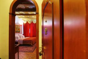 布尔诺里克皇家酒店的通往卧室的大门