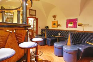 布尔诺里克皇家酒店的酒吧配有椅子、沙发和桌子