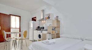 科尔多瓦La Terraza de Alfaros & Parking Gratuito的白色客房 - 带床和厨房