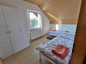 Spodnje HočePohorje的一间卧室设有两张床和窗户。