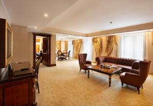 伊斯坦布尔Ottoman's Life Hotel Deluxe的客厅配有沙发和桌子