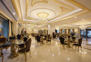 伊斯坦布尔Ottoman's Life Hotel Deluxe的一间带桌椅和吊灯的用餐室