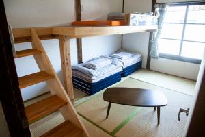 Fukuoka Guesthouse HIVE客房内的一张或多张床位