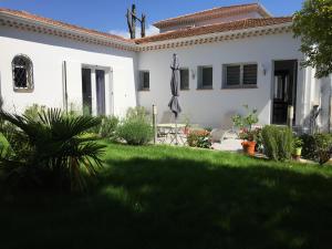 曼德琉-拉纳普勒Terreazur的白色的房子,带绿色草坪的院子