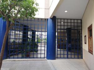 塞维利亚Apartamento zona Palacio de las Dueñas y las Setas的蓝色门的建筑物入口