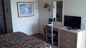 普雷斯科特遗产连锁汽车旅馆的酒店客房配有一张书桌、一台电视和一张床