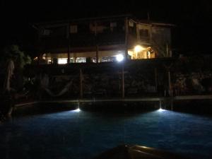 Kaleucagız萨赫勒膳食公寓的游泳池在晚上有灯光