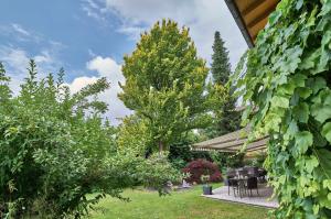 Kellberg林登霍夫酒店的花园配有桌椅和树木