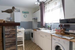 比加诺斯maisonpetitgasbiganos的厨房配有水槽和洗衣机
