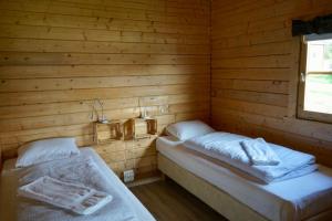 Nesjum贝基费尔旅馆的小木屋内带两张床的房间