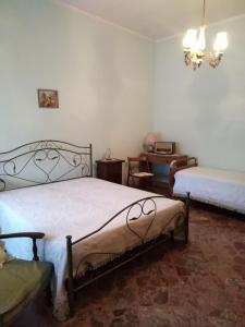 萨尔维villetta Belgiorno的一间卧室配有两张床和一张书桌