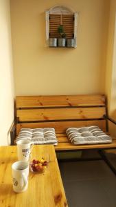 萨克德佐尔镇Hillside Apartment Tsaghkadzor的木凳,上面有一张桌子和一碗水果