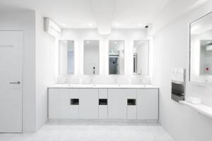 京都TSUKIMI HOTEL的白色的浴室设有2个水槽和2面镜子